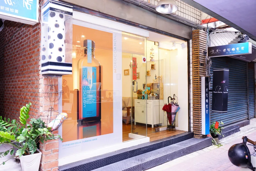 【台南】【中西區】【造型】：E.A造型概念店(憑券洗加剪299,基礎造型(妝加髮)699元(原價950))