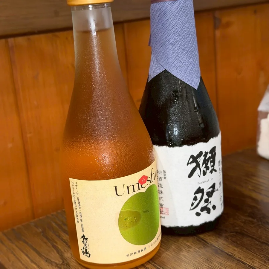 原佃燒烤日本酒獺祭與梅酒瓶身
