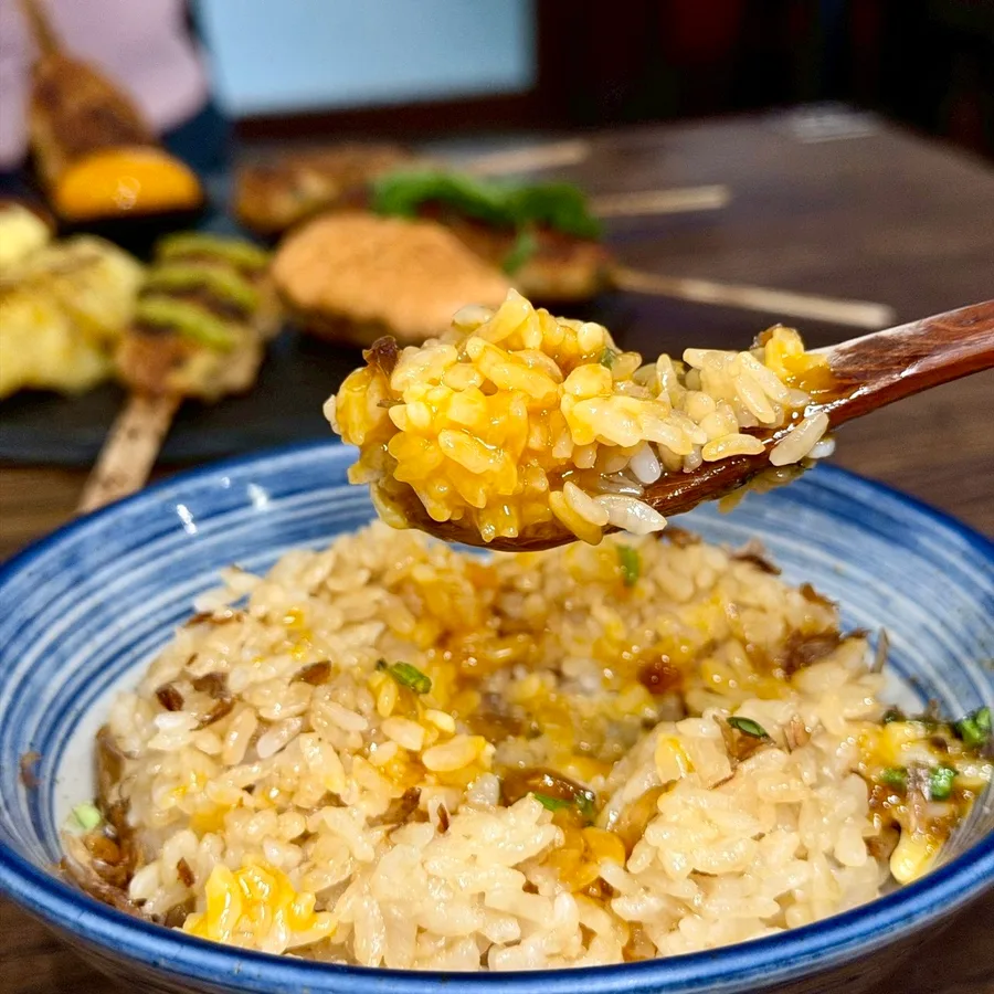 原佃燒烤月見豬油拌飯拌開特寫