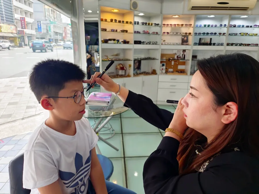 愛唯爾眼鏡,台南眼鏡,台南平價眼鏡,小孩配眼鏡推薦11.jpg