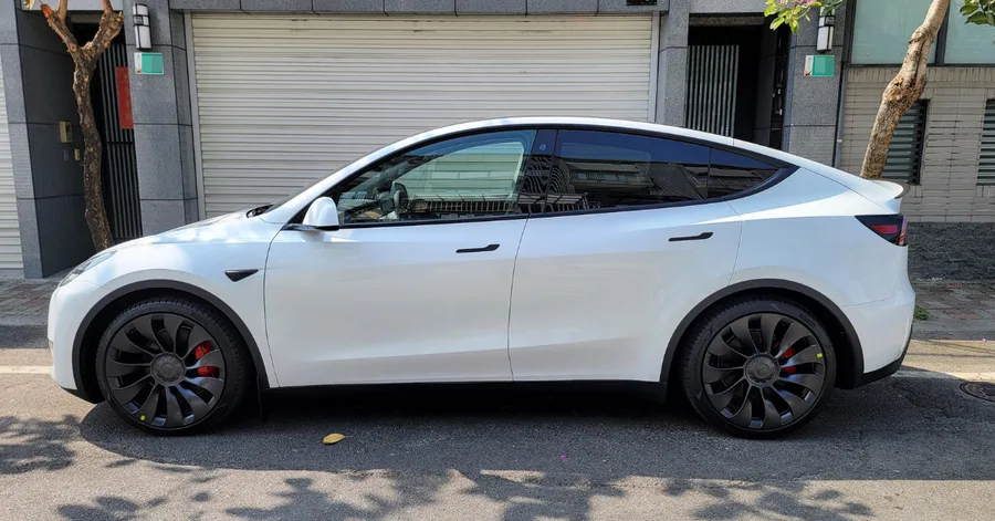 台南汽車包膜【奧圖菲車體包膜】Tesla Model Y包膜│全車TPU透明犀牛皮貼膜│車漆保護還更亮更帥│細緻度處處可見！安南區汽車包膜推薦