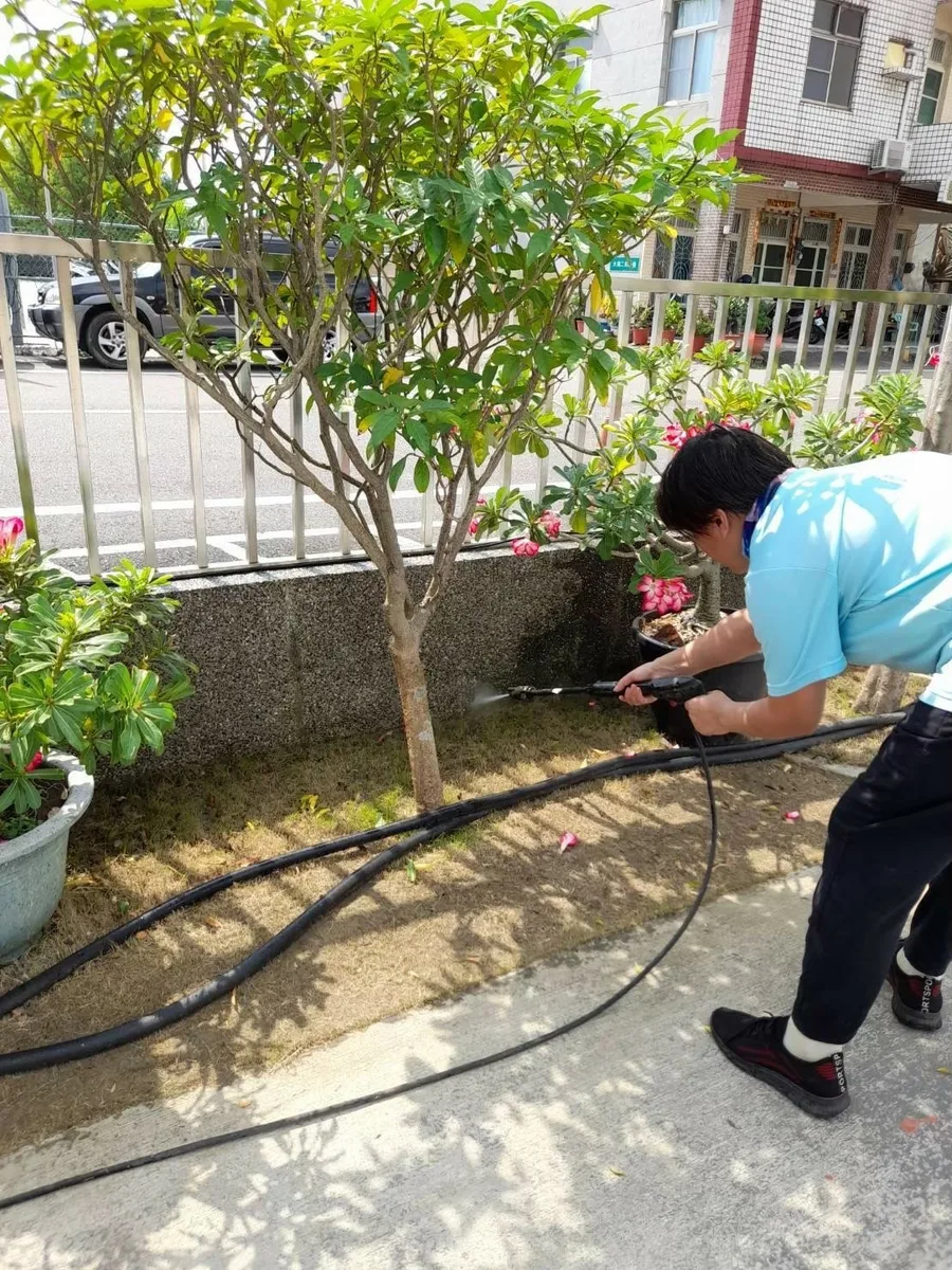 立潔清潔,台南清潔公司,安南區清潔公司推薦,高壓水槍清洗外牆4.jpg