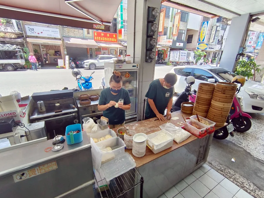 高雄美食【饗福園北方麵食館】平價麵店│豆漿紅茶喝到飽│內用有冷氣│銅板價牛/豬肉餡餅│現做手工麵點/小籠湯包│苓雅區美食小吃推薦