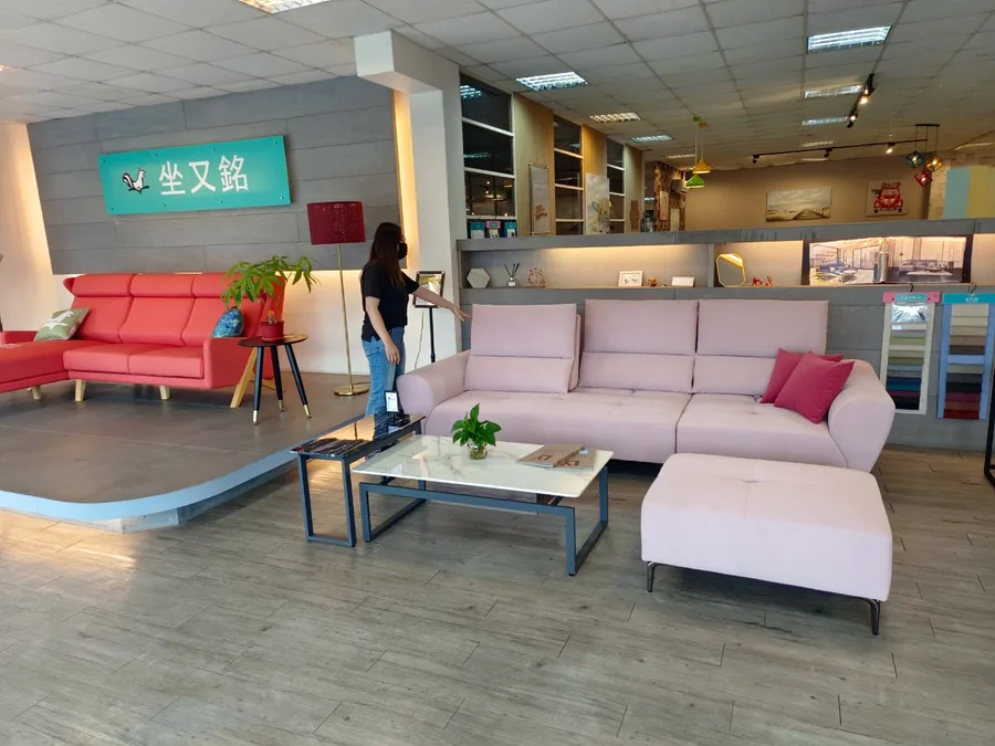 台南沙發推薦【坐又銘沙發】outlet永康永大店│特惠沙發下殺3折起│耐污醬油測試過關！小孩家庭必買沙發│台灣工廠直營手工客製化沙發