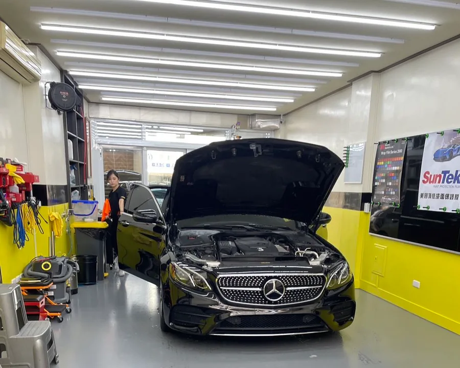 台南汽車包膜推薦【方程式汽車包膜】Benz E300全車消光膜│車窗水箱罩局部改色膜│保護愛車兼具潮流個性│南區專業車體貼膜│犀牛皮施工細緻│收費實在