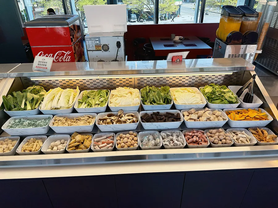 高雄流行音樂中心美食要吃什麼？二旭鍋輕軌一站直達，打卡還送海虎大蝦不吃虧 — 開箱