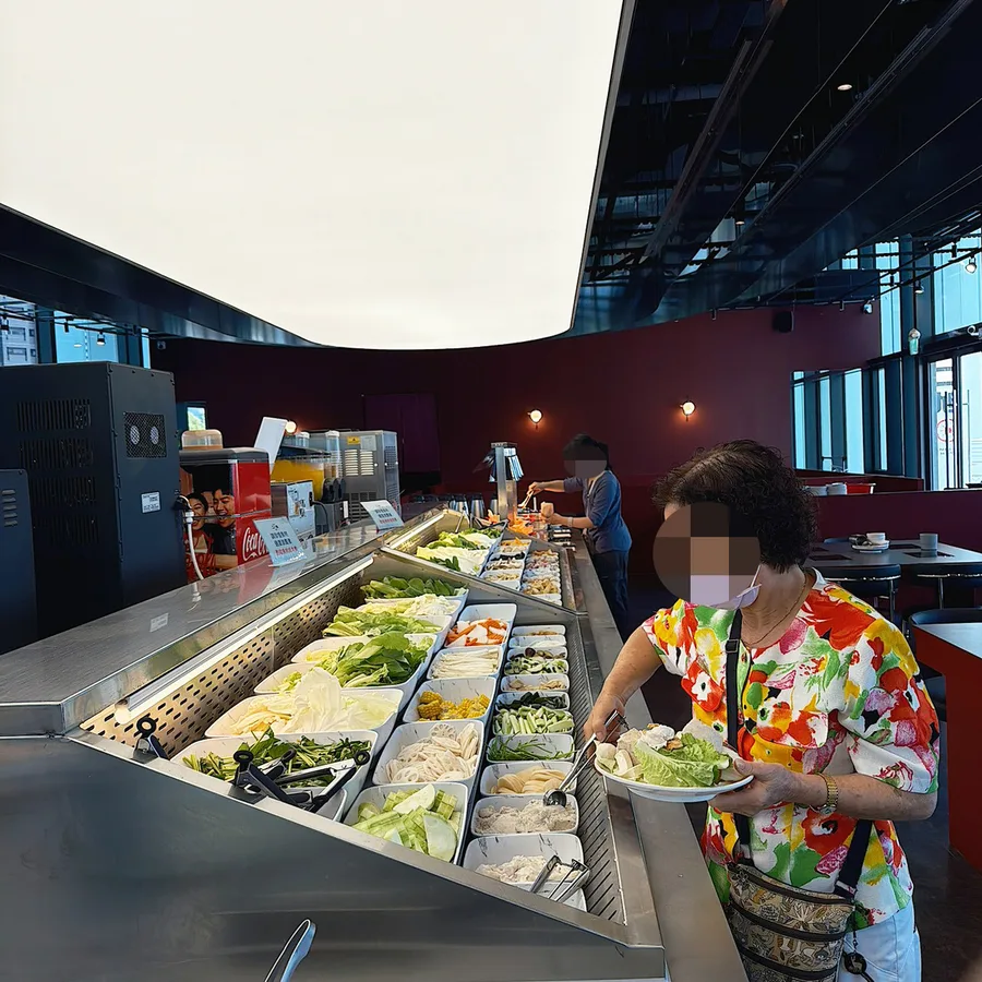 高雄流行音樂中心美食要吃什麼？二旭鍋輕軌一站直達，打卡還送海虎大蝦不吃虧 — 開箱