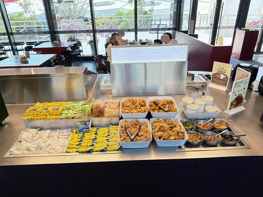 高雄流行音樂中心美食要吃什麼？二旭鍋輕軌一站直達，打卡還送海虎大蝦不吃虧 — 開箱