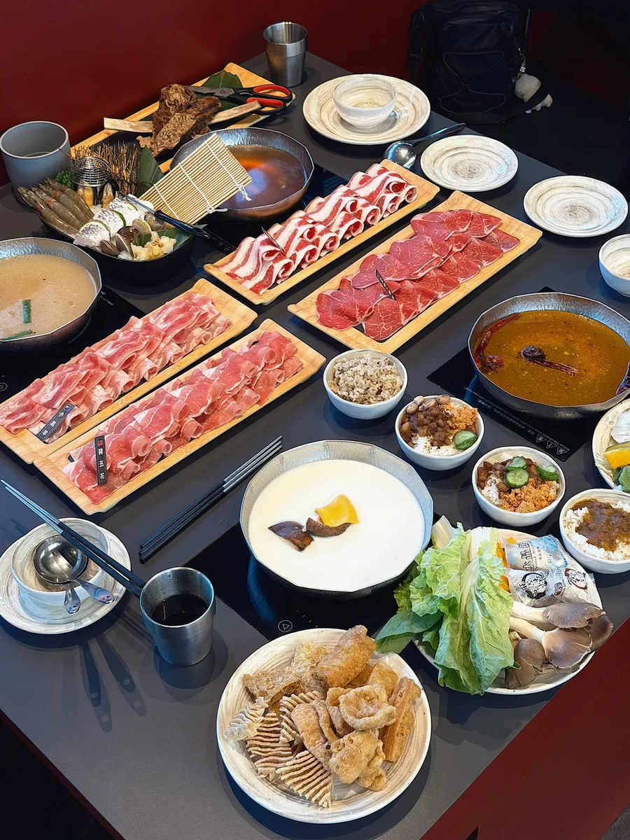 高雄流行音樂中心美食要吃什麼？二旭鍋輕軌一站直達，打卡還送海虎大蝦不吃虧 — 開箱