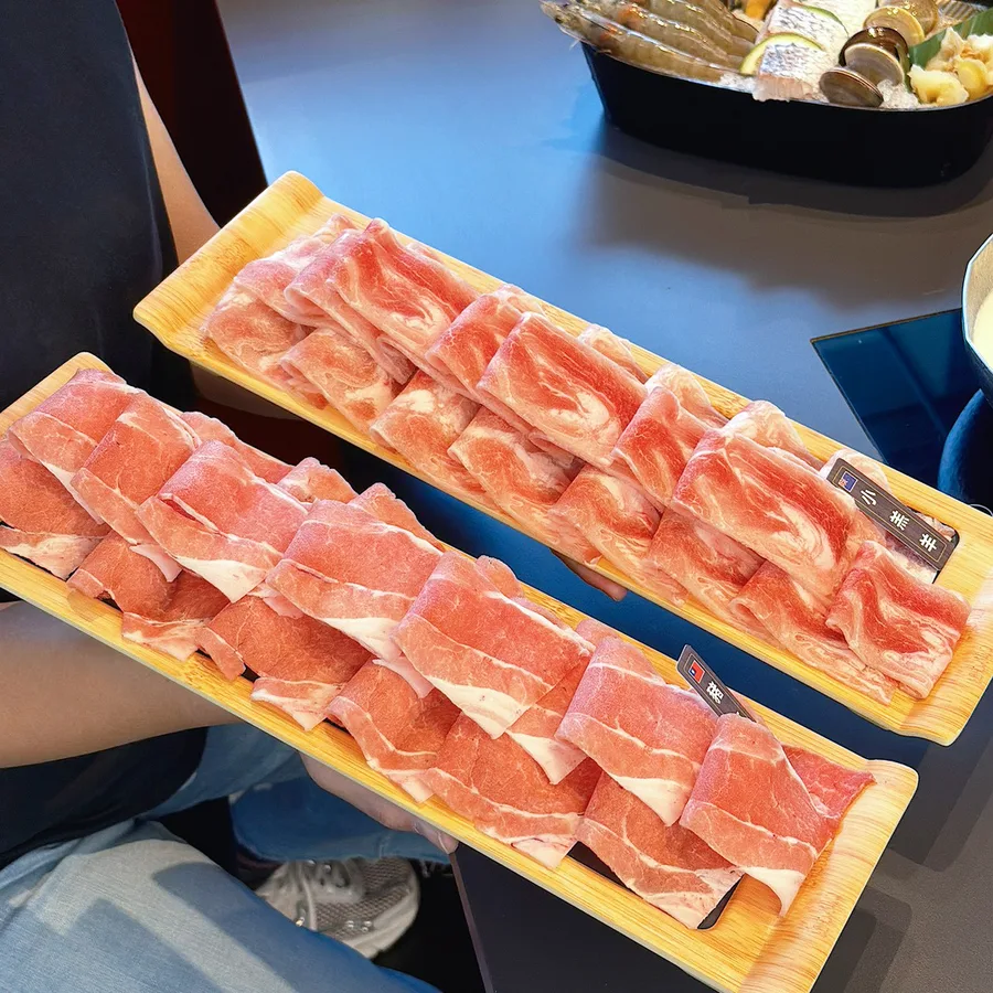 高雄流行音樂中心美食要吃什麼？二旭鍋輕軌一站直達，打卡還送海虎大蝦不吃虧 — 開箱