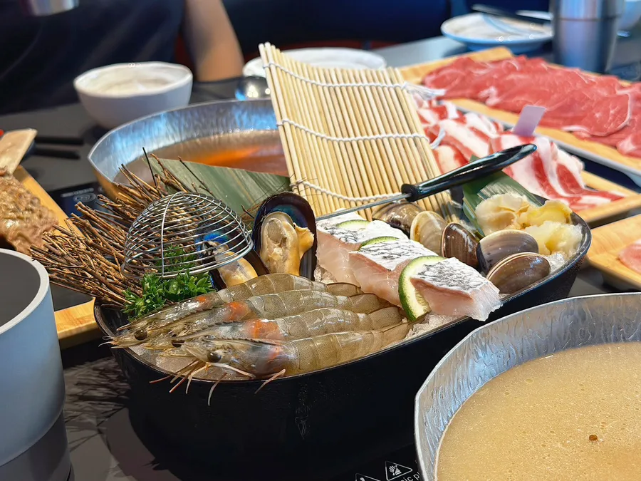 高雄流行音樂中心美食要吃什麼？二旭鍋輕軌一站直達，打卡還送海虎大蝦不吃虧 — 開箱