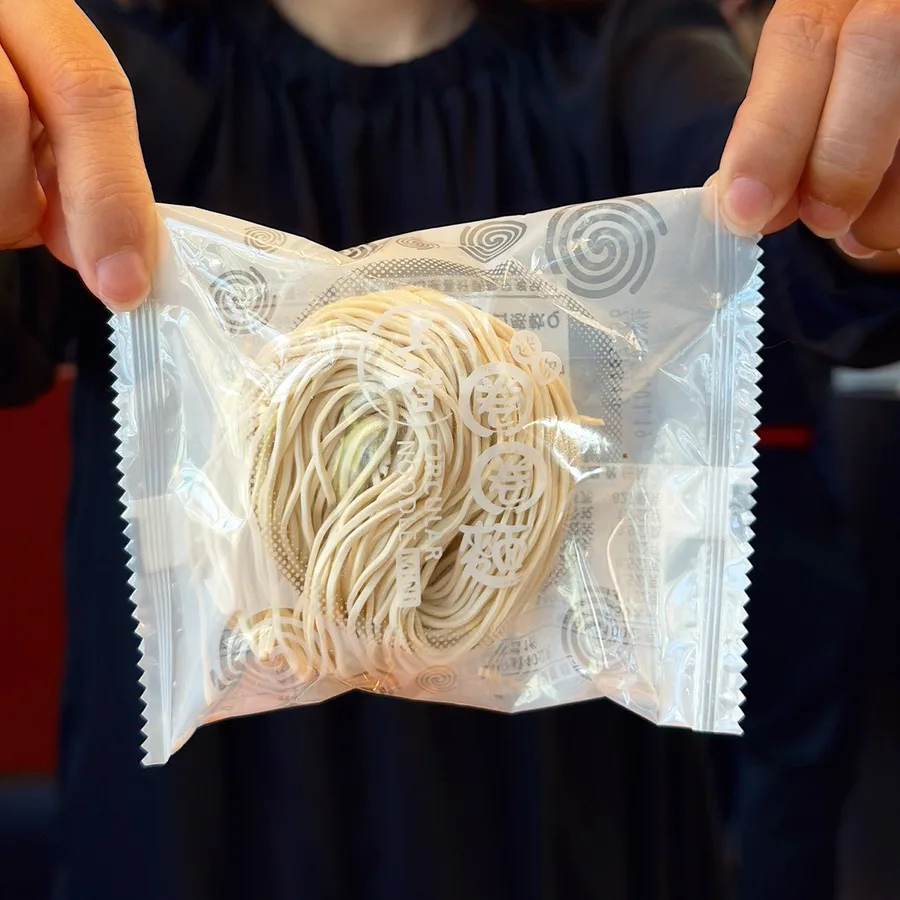 高雄流行音樂中心美食要吃什麼？二旭鍋輕軌一站直達，打卡還送海虎大蝦不吃虧 — 開箱