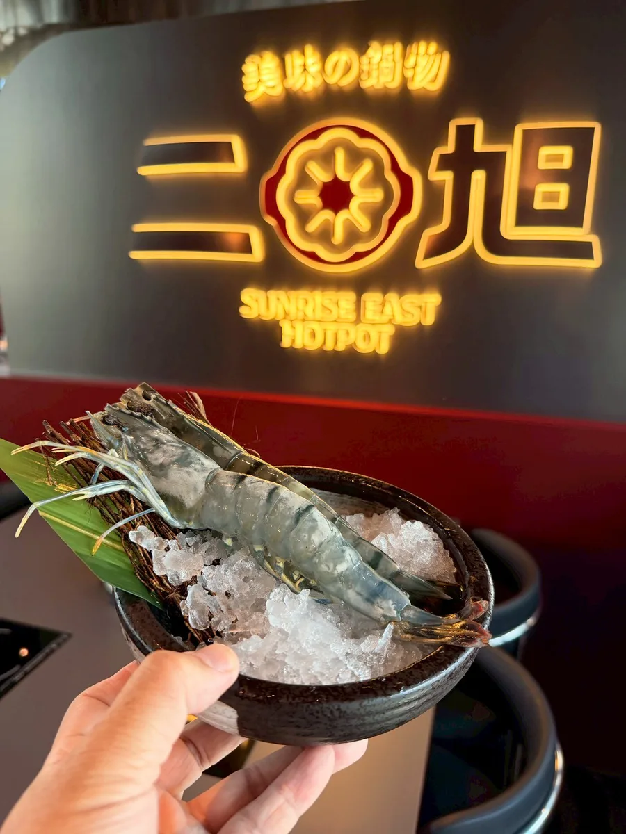 高雄流行音樂中心美食要吃什麼？二旭鍋輕軌一站直達，打卡還送海虎大蝦不吃虧 — 開箱