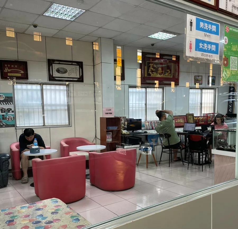 歸仁驗車－興泰汽車修配廠等待區沙發與飲品自取