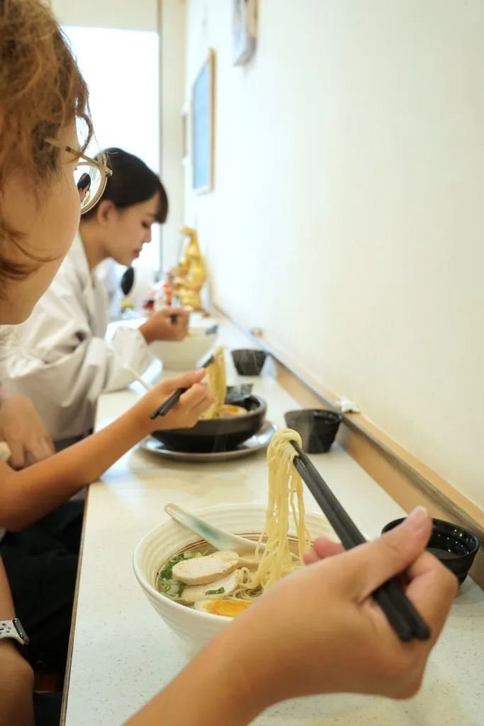 台南拉麵推薦【鶴昇町拉麵】90元起叉燒清爽不膩口，湯頭多樣滿