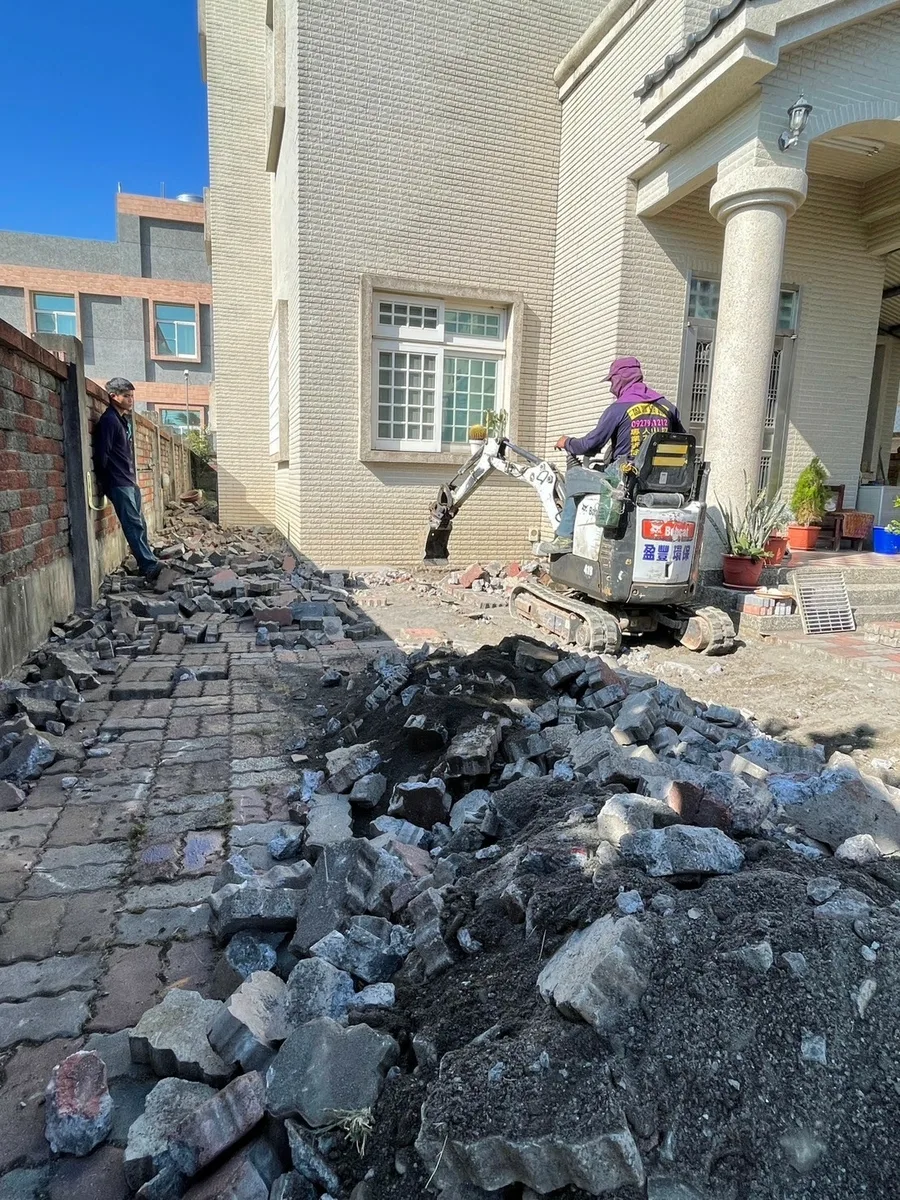 台南統包推薦【富川土木包工業】地坪連鎖磚工程，排水管路工法細
