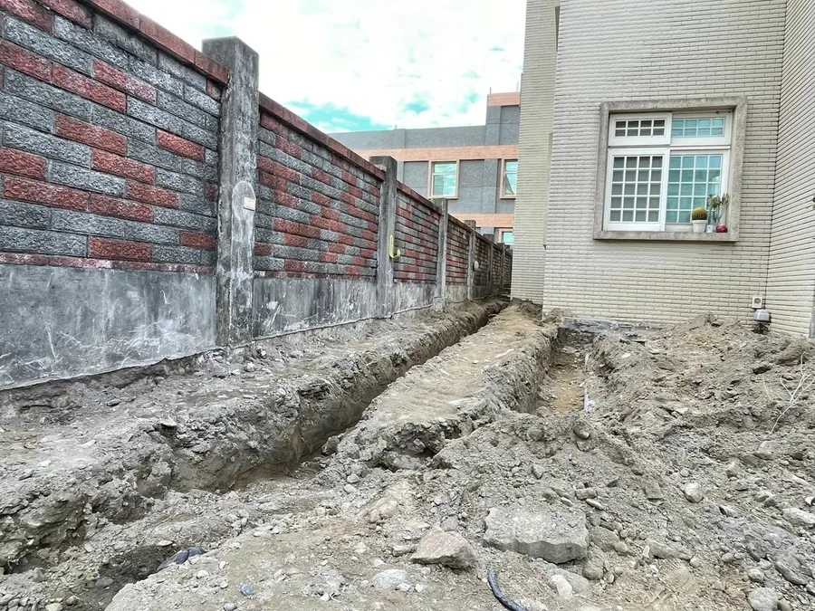 台南統包推薦【富川土木包工業】地坪連鎖磚工程，排水管路工法細
