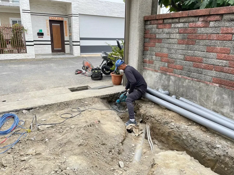 台南統包推薦【富川土木包工業】地坪連鎖磚工程，排水管路工法細