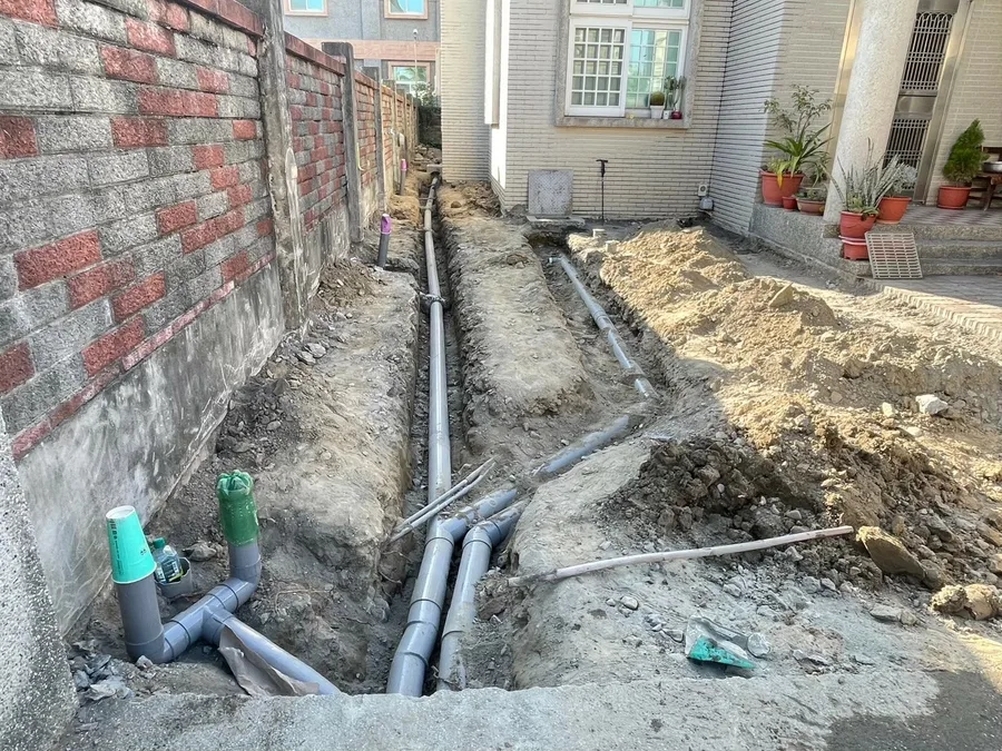 台南統包推薦【富川土木包工業】地坪連鎖磚工程，排水管路工法細