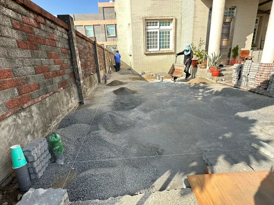 台南統包推薦【富川土木包工業】地坪連鎖磚工程，排水管路工法細