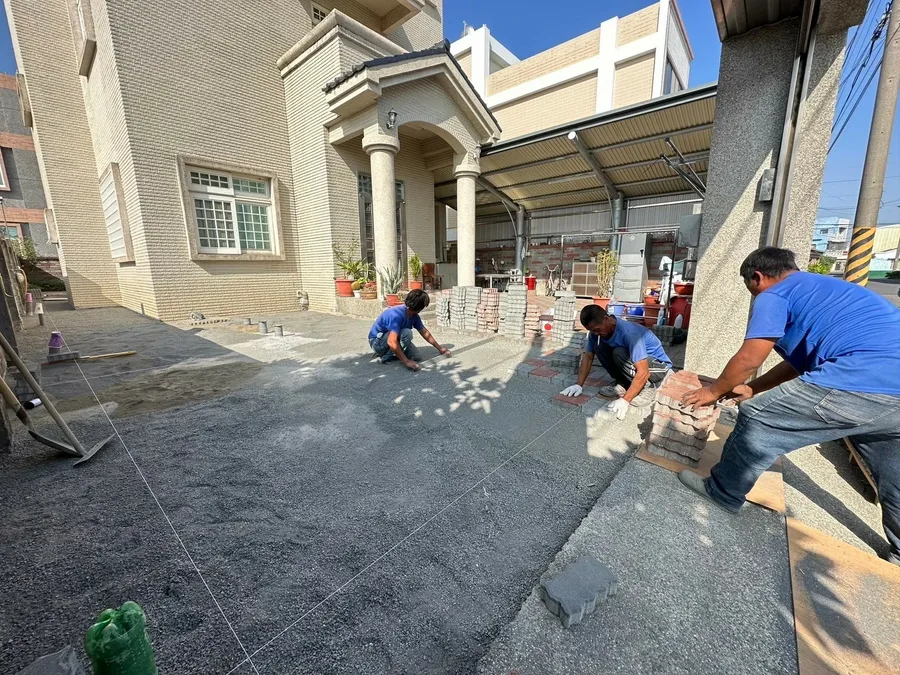 台南統包推薦【富川土木包工業】地坪連鎖磚工程，排水管路工法細