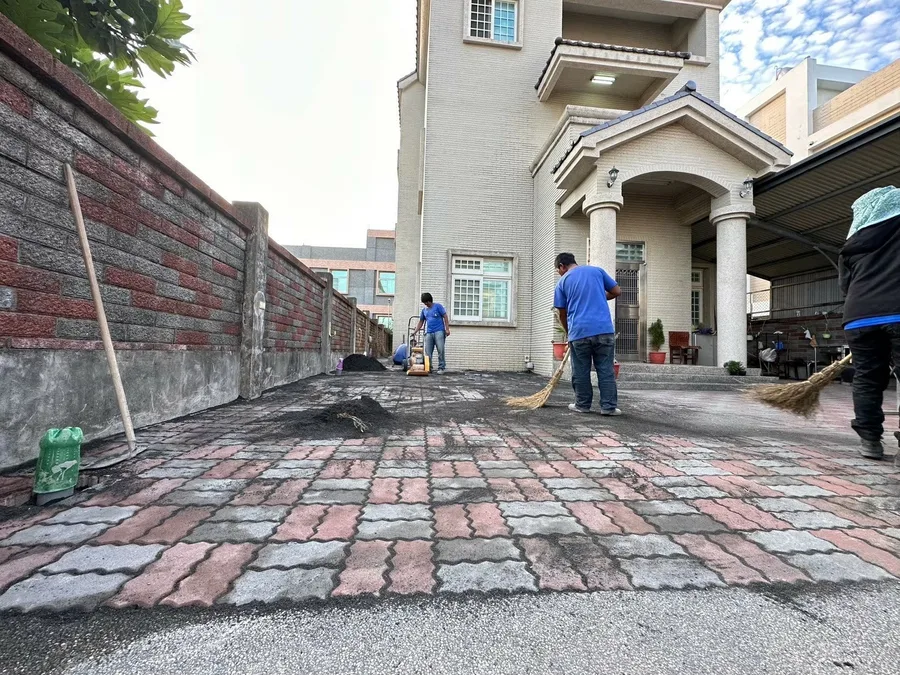 台南統包推薦【富川土木包工業】地坪連鎖磚工程，排水管路工法細