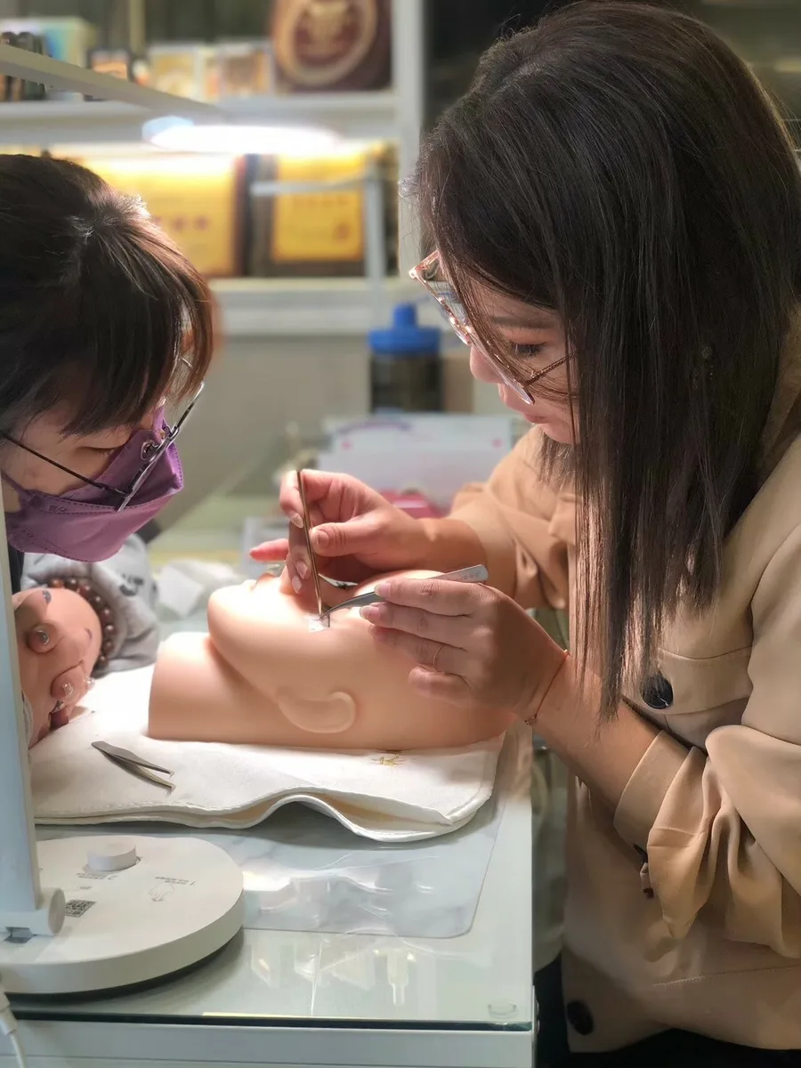台南美容教學推薦:分享美業升級之路!台南綝綝學院,美睫與機器