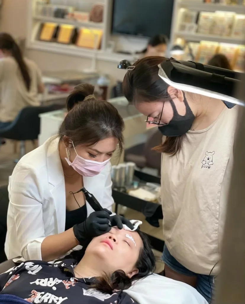 台南美容教學推薦：分享美業升級之路！台南綝綝學院，美睫與機器