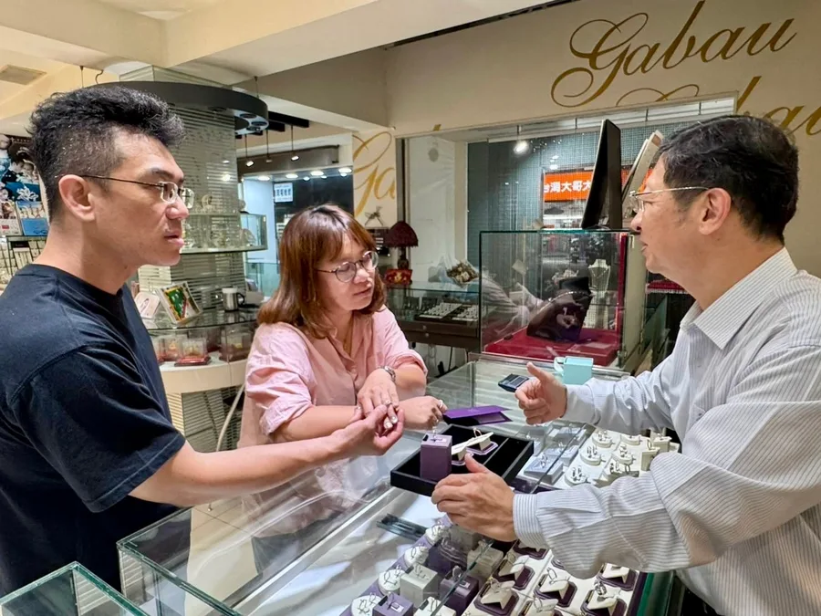 台南銀樓推薦：十年前在嘉寶珠寶挑求婚戒，十年後我們又回來了