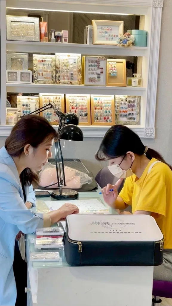 【台南美容教學】綝綝美睫教學推薦|從零開始學接睫毛,兼顧家庭與事業的完美選擇