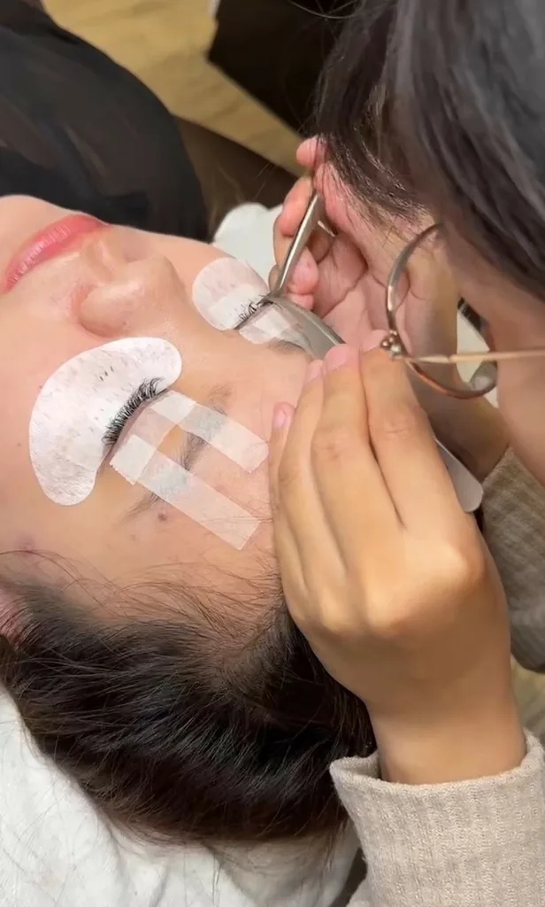 【台南美容教學】綝綝美睫教學推薦|從零開始學接睫毛,兼顧家庭與事業的完美選擇