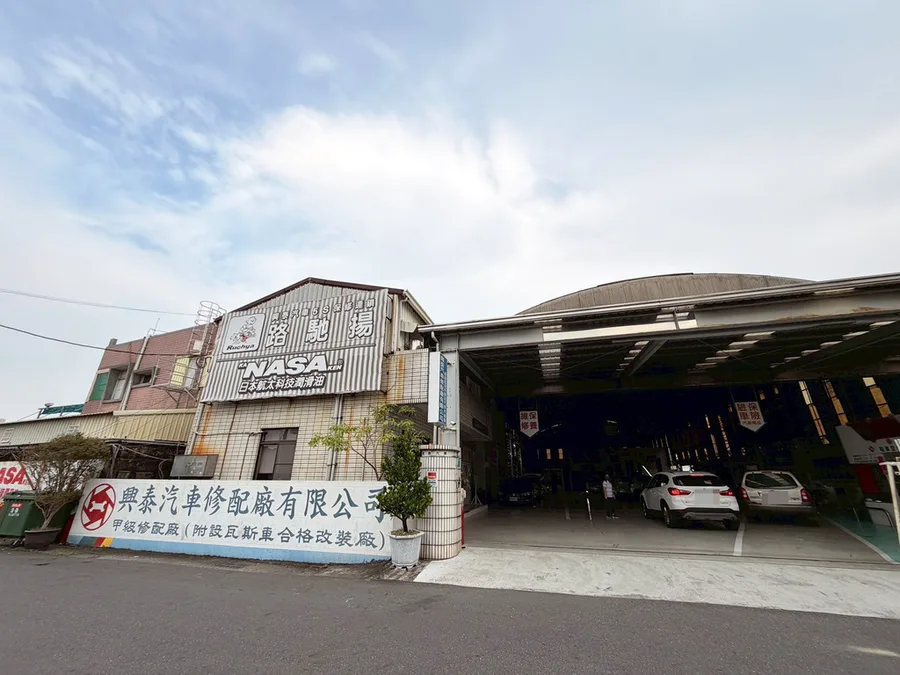 台南鈑烤推薦｜興泰汽車修配廠 CP 值超高｜賓士車受損修復前後比對＋實拍分享