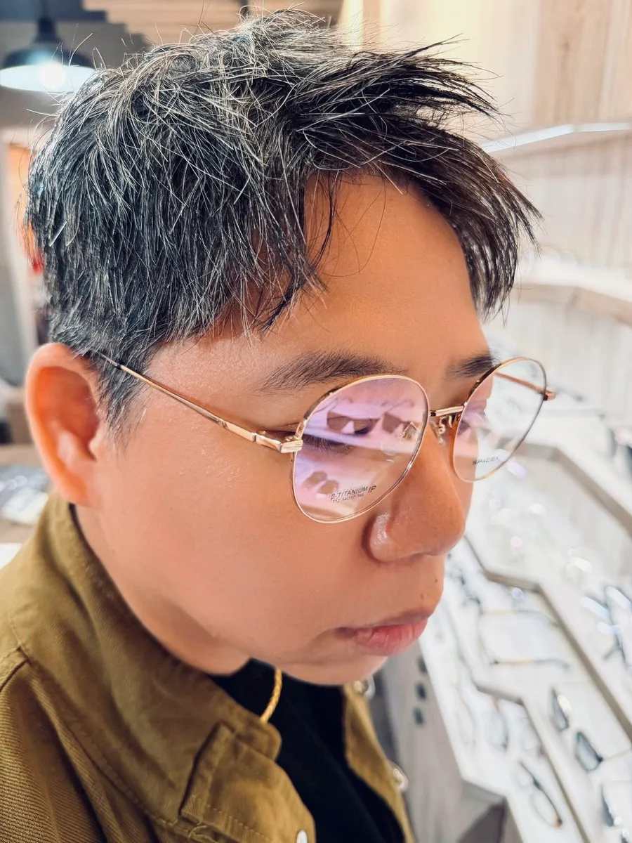 台南眼鏡行|變色鏡片含鈦鏡框!伍佰眼鏡只要3980!