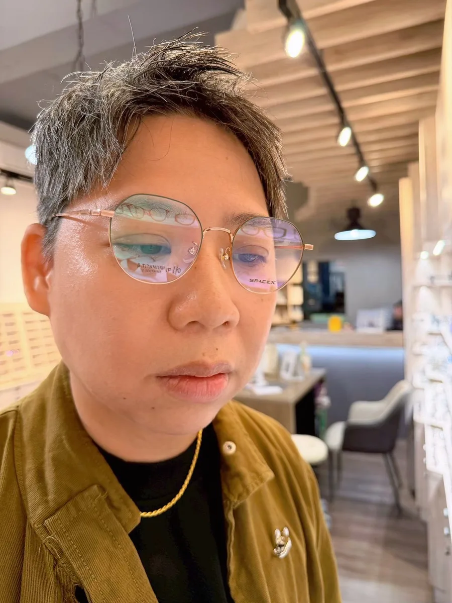 台南眼鏡行|變色鏡片含鈦鏡框!伍佰眼鏡只要3980!