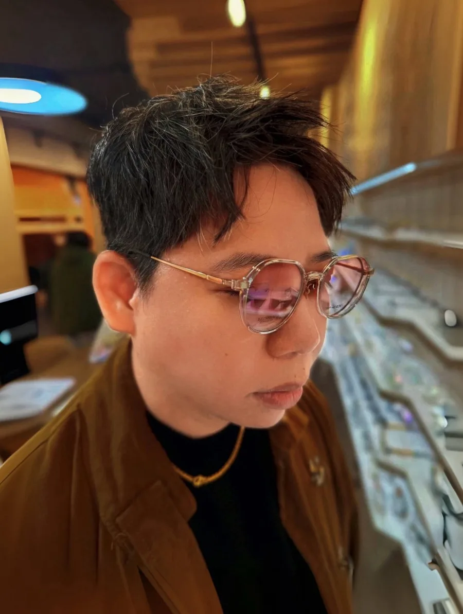 台南眼鏡行|變色鏡片含鈦鏡框!伍佰眼鏡只要3980!
