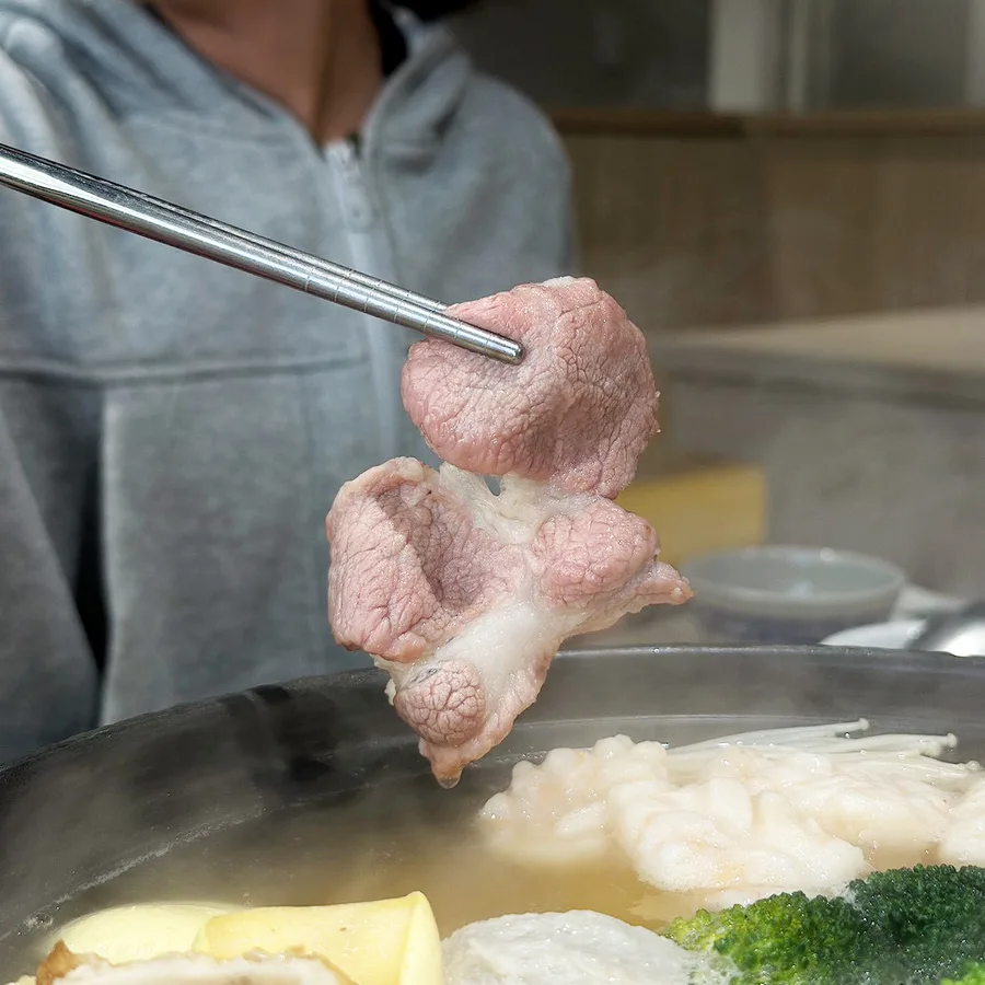 台南火鍋推薦哪家?如潮火鍋東區新開、環境舒適冷氣強、沙茶醬自己調比例隨心