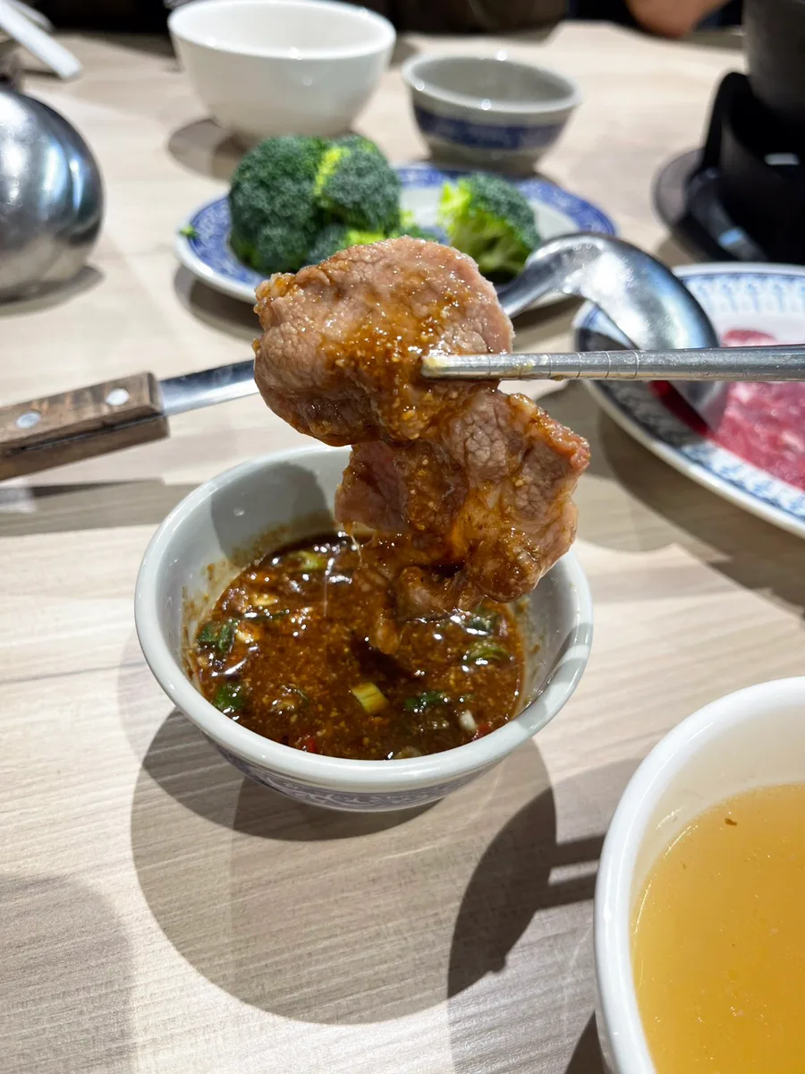 台南火鍋推薦哪家？如潮火鍋東區新開、環境舒適冷氣強、沙茶醬自己調比例隨心