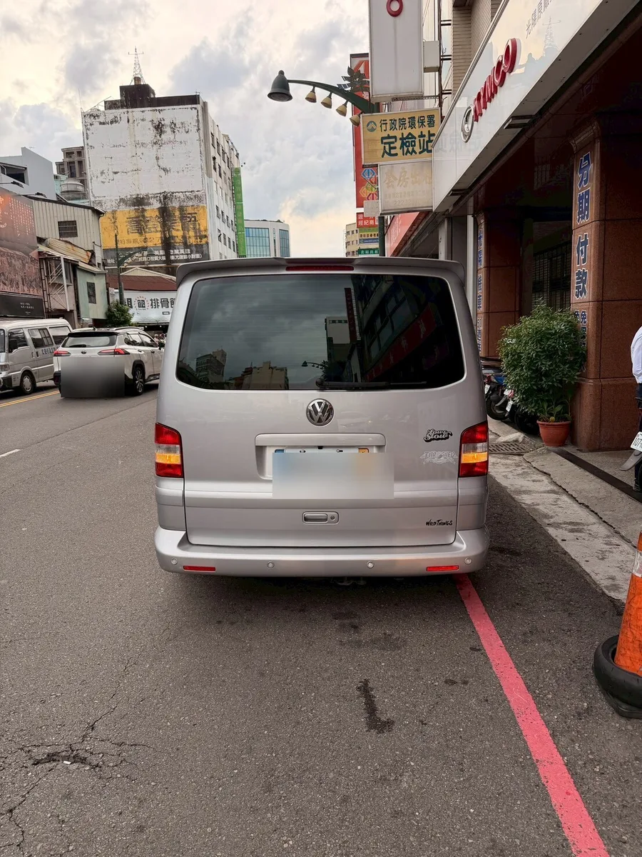 台中買長崎蛋糕找不到停車位，紅線臨停提心吊膽