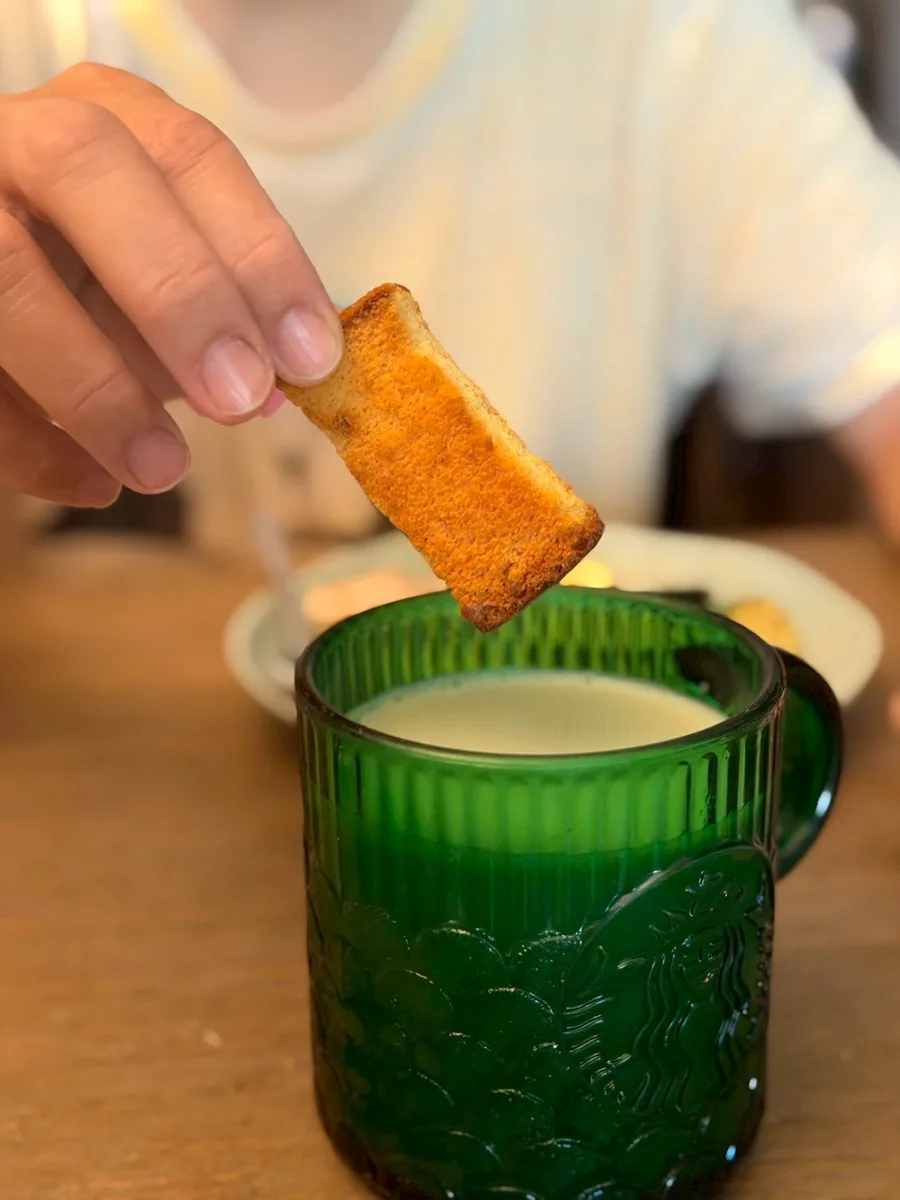 奧喜燒泡溫牛奶吃法，外軟內脆當早餐