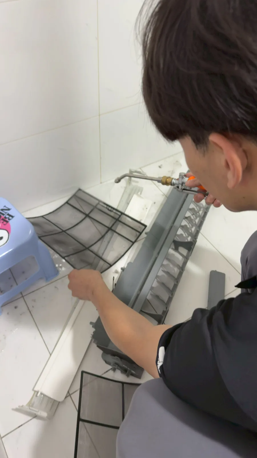 冷氣濾網拆下高壓沖洗