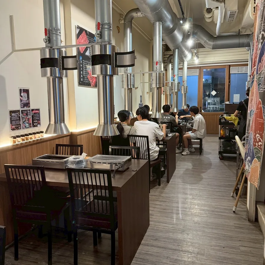 鉄人燒肉店內環境 日式烤爐排煙管