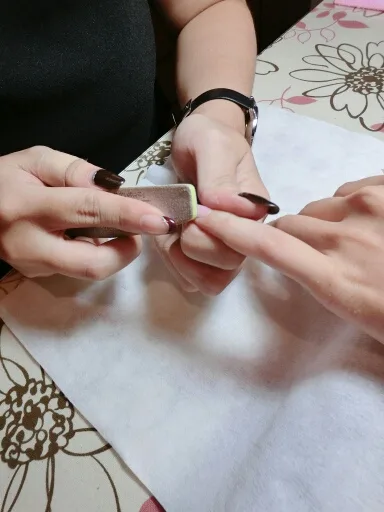 台南美容｜女人空間生活美顏館 ❤ 新享受！做美容還可以指甲彩繪，一次搞定我愛美的慾望。